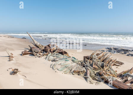 Der Schiffbruch der Benguela Adler, die 1973 auf Grund lief, auf der C34-Straße zwischen Henties Bay und Torra Bay im Skeleton Coast Bereich Namibi Stockfoto