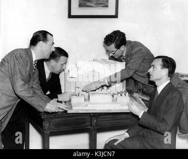 Nehmen MEIN LEBEN von Links - Produzent ANTHONY HAVELOCK - ALLAN, Direktor RONALD NEAME, Production Designer John Bryan und Kollege David Lean untersuchen das Modell des Nr. 1, zentralen Strafgerichtshof Old Bailey für den Film MEIN LEBEN Stockfoto