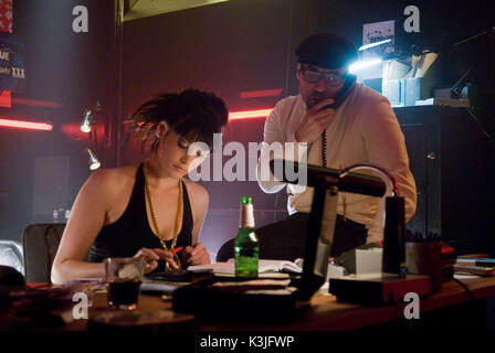 ROCKNROLLA GEMMA ARTERTON als Juni und Jeremy Piven als Roman ROCKNROLLA Datum: 2008 Stockfoto