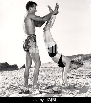 CLASH BY NIGHT KEITH ANDES, Marilyn Monroe haben sie Spaß am Strand CLASH BY NIGHT Datum: 1952 Stockfoto