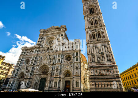 Der Dom von Florenz oder Santa Maria del Fiore und Giottos Campanile oder Glockenturm auf dem Piazza del Duomo in Florenz Italien Stockfoto