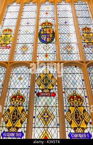 England, London, The City, Kirche St. Andrew Undershaft, Glasfenster, die Darstellung der historischen königlichen Wappen Stockfoto