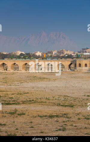 Iran, Iran, Esfahan, Chubi Brücke, Dawn Stockfoto