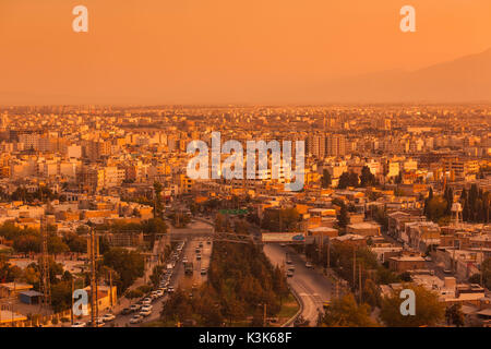 Iran, Zentraliran, Shiraz, erhöhten Stadtbild aus dem Norden, Dämmerung Stockfoto