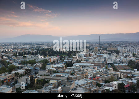 Iran, Zentraliran, Shiraz, erhöhten Stadtbild aus dem Norden, Dämmerung Stockfoto