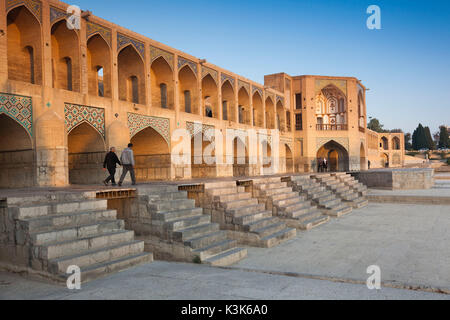 Zentralen Iran, Esfahan, Iran, Khaju-Brücke, dawn Stockfoto