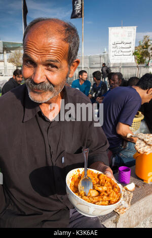 Iran, Iran, Qom, 2. heiligste Stadt im Iran nach Mashad, Hazrat-e Masumeh, heiligen Schrein, Grabstätte des Imam Reza's Schwester Fatemeh im 9. Jahrhundert AD, religiöse Pilger mit Nahrungsmitteln Stockfoto