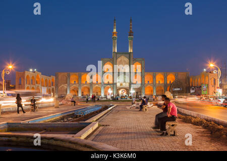 Zentraliran, Yazd, Iran, Amir Chakhmaq Komplex, einer der größten Hosseinieh im Iran, Dämmerung Stockfoto