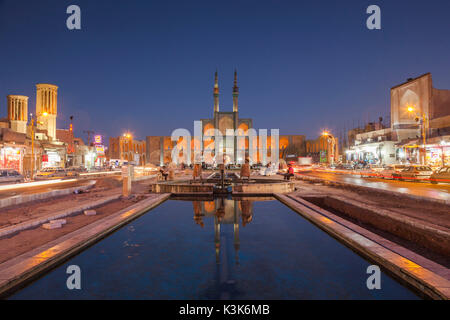 Zentraliran, Yazd, Iran, Amir Chakhmaq Komplex, einer der größten Hosseinieh im Iran, Dämmerung Stockfoto