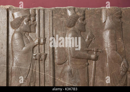 Iran, Teheran, National Museum of Iran, Prozession von Xerxes Fries von der antiken Stadt Persepolis Stockfoto