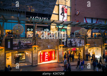 Niederlande, Rotterdam, Beursplein Einkaufsviertel, Dämmerung Stockfoto