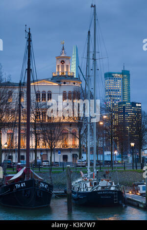 Niederlande, Rotterdam, Veerhaven Hafen, Dämmerung Stockfoto