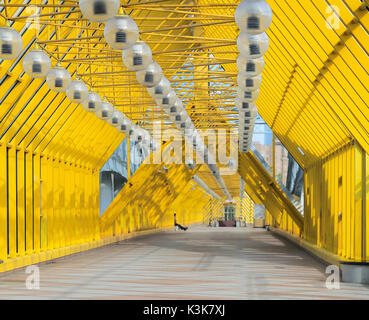 Perspektive und abstrakte Sicht auf die Fußgängerbrücke. Brücke über Fluss Moskwa, zwischen Luzhniki-stadion und Gorki Park in Moskau. Stockfoto