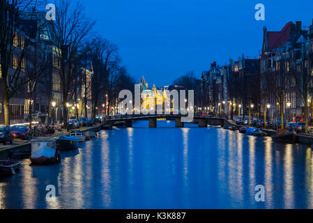 Niederlande, Amsterdam, Kloveniersburgwal Kanal und der Waag Gebäude, Dämmerung Stockfoto