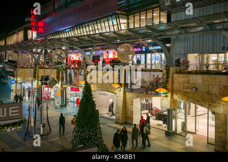 Niederlande, Rotterdam, Beursplein Einkaufsviertel, Dämmerung Stockfoto