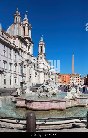 Italien Rom Piazza Navona Fontana del Moro Moor Brunnen Sant Agnese von der Piazza Navona Stockfoto