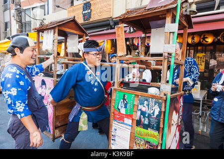 Japan, Hoshu, Tokyo, Asakusa, Street Scene mit traditionellen Cookie Anbieter Stockfoto