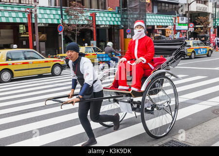 Santa Clause. Der Weihnachtsmann. Roten Tracht. Ein Bürgersteig Santa. Freiwillige Helfer aus 