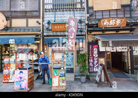 Japan, Hoshu, Tokyo, Asakusa, Street Scene mit traditionellen Cookie Anbieter Stockfoto