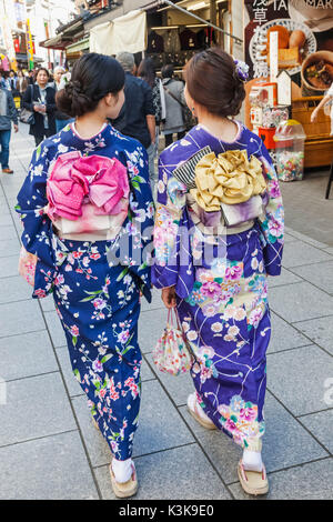 Japan, Hoshu, Tokyo, Asakusa, Mädchen im Kimono Stockfoto