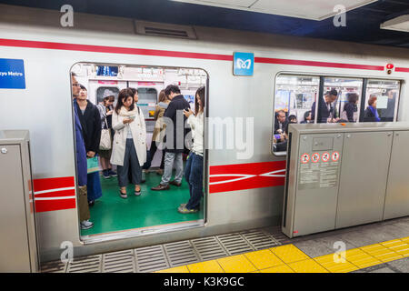 Japan, Hoshu, Tokio, Tokyo U-Bahn, Zug und Plattform Stockfoto