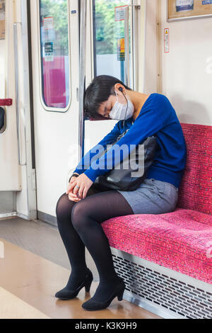 Japan, Hoshu, Tokio, schlafende Frau Zug Beifahrerseite Stockfoto