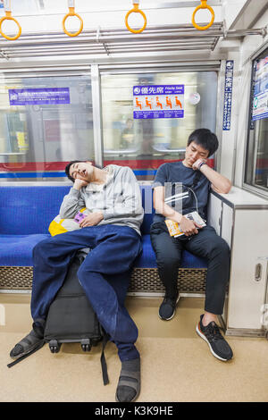 Japan, Hoshu, Tokio, Schlafen Bahnreisende Stockfoto