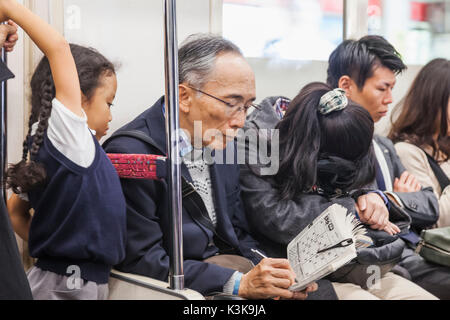 Japan, Hoshu, Tokio, Tokyo U-Bahn, Zug Passagiere Stockfoto