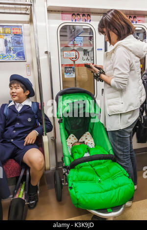 Japan, Hoshu, Tokio, Tokyo U-Bahn, Zug Passagiere Stockfoto