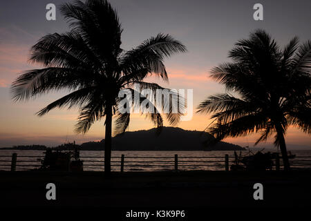 den Sonnenuntergang an der Straße Stand an der Küste der Andaman Meer von Myeik im Süden in Myanmar in Südostasien. Stockfoto