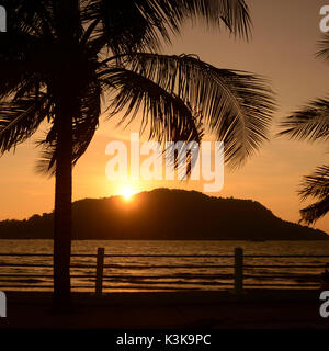 den Sonnenuntergang an der Straße Stand an der Küste der Andaman Meer von Myeik im Süden in Myanmar in Südostasien. Stockfoto