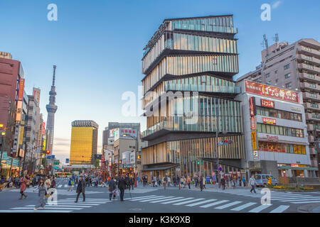 Japan, Tokyo City, Asakusa Viertel Asakusa Kultur Information Center Gebäude, Sky Tree Tower. Stockfoto