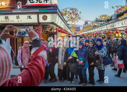 Japan, Tokyo City, Asakusa Viertel, Nakamise Straße, Touristen Stockfoto