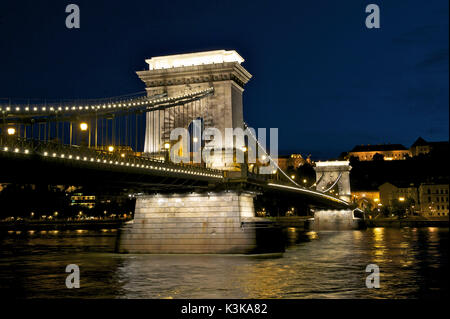 Ungarn, Budapest, UNESCO-Weltkulturerbe, Donau, Kettenbrücke (Szechenyi Lanchid) und der Königspalast in buda Hill Stockfoto