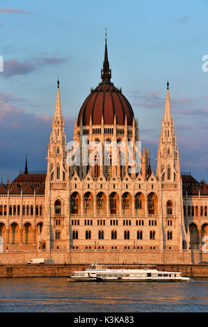 Ungarn, Budapest, Pest, das Parlament entlang der Donau Ufer als Weltkulturerbe der UNESCO Stockfoto