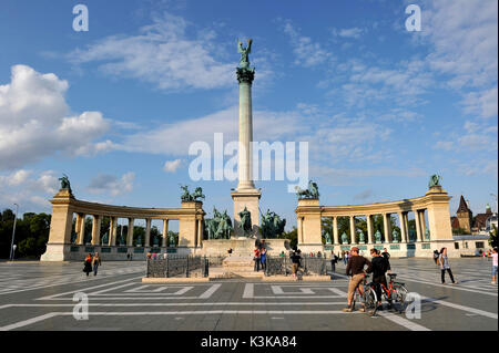 Ungarn, Budapest, der Heldenplatz (Hosok tere), die Millennium Monument, als Weltkulturerbe der UNESCO, und die Spalte von 36 Meter hoch mit dem Erzengel Gabriel Stockfoto