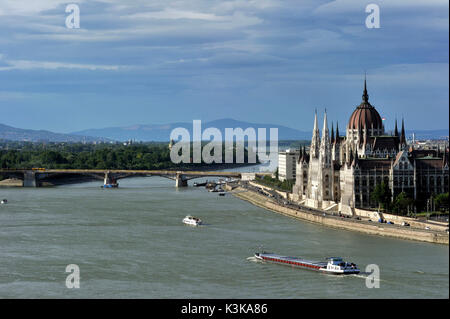 Ungarn, Budapest, Pest, Panorama auf die Donau und das Parlament als Weltkulturerbe der UNESCO Stockfoto