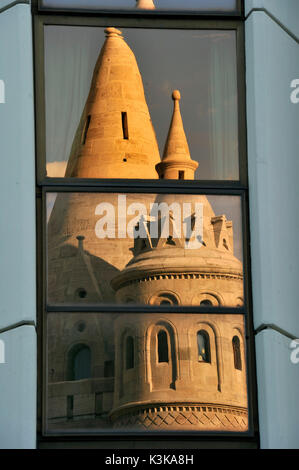 Ungarn, Budapest, Fisherman's Bastion am Hilton Hotel windows im historischen Budaer Burgviertel als Weltkulturerbe der UNESCO widerspiegelt Stockfoto