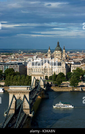 Ungarn, Budapest, die Donau, die Kettenbrücke (Szechenyi Lanchid), die von der UNESCO zum Weltkulturerbe erklärt wurde, der Gresham Palast, Jugendstil von 1907, heute in ein Hotel und die St.-Stephans-Basilika umgewandelt Stockfoto