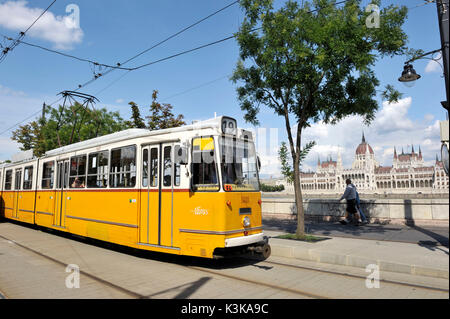 Ungarn, Budapest, gelben Straßenbahnen entlang der Donau Ufer als Weltkulturerbe von der UNESCO und dem Parlament aufgeführt Stockfoto