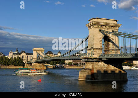 Ungarn, Budapest, die Donau, die Kettenbrücke (Szechenyi Lanchid) als Weltkulturerbe von der UNESCO und der Gresham Palast aufgeführt Stockfoto