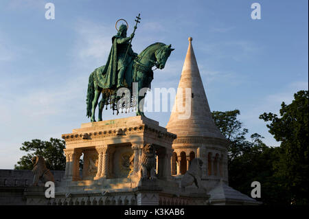 Ungarn, Budapest, Fischerbastei mit dem Reiterdenkmal des Heiligen Stephan Königs von Ungary, im historischen Burgviertel von Buda, das von der UNESCO zum Weltkulturerbe erklärt wurde Stockfoto