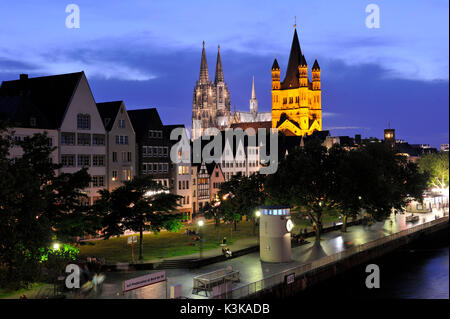 Deutschland, Nordrhein-Westfalen, Köln, der Rhein, der Dom zu Köln, der von der UNESCO zum Weltkulturerbe erklärt wurde, und die Kirche Groß St. Martin Stockfoto