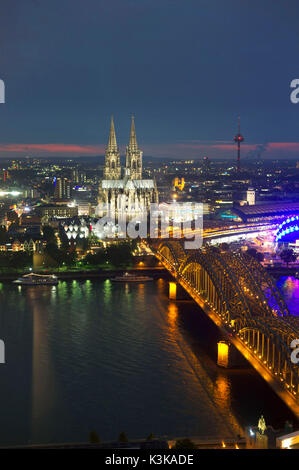 Deutschland, Nordrhein-Westfalen, Köln (Köln), der Rhein, die Brücke Hohenzollern-Brücke und die Kathedrale von Köln als Weltkulturerbe der UNESCO Stockfoto