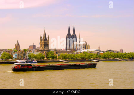 Deutschland, Nordrhein-Westfalen, Köln, der Rhein, der Dom zu Köln, der von der UNESCO zum Weltkulturerbe erklärt wurde, und die Kirche Groß St. Martin Stockfoto