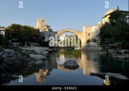 Bosnien und Herzegowina, Mostar, als Weltkulturerbe von der UNESCO, Neretva, Alte Brücke (Stari most) Stockfoto
