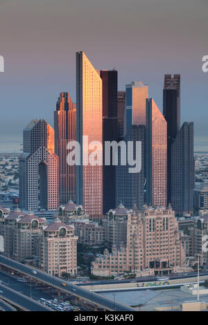 UAE, Dubai, Downtown Dubai, Erhöhte Ansicht, Wolkenkratzer an der Sheikh Zayed Road von der Innenstadt, Dawn Stockfoto