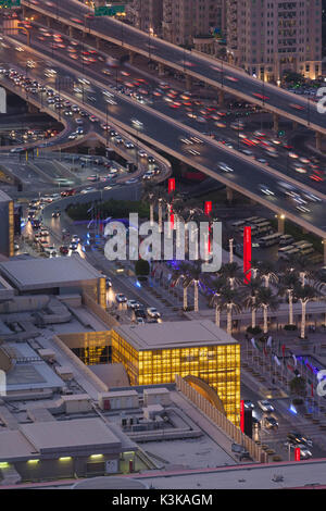 UAE, Dubai, Downtown Dubai, Dubai Mall, erhöhten Blick auf Eingang, Abend Stockfoto