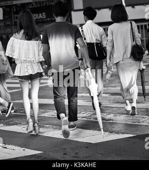 Menschen zu Fuß über eine Straße in Tokio Stockfoto