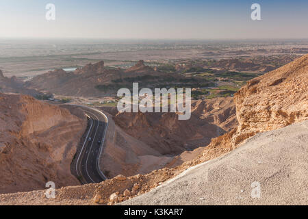 Emirate, Al Ain, Jabel Hafeet, Al Ain's Mountain, 1240 Meter hoch, mit Blick auf die Bergstraße Stockfoto